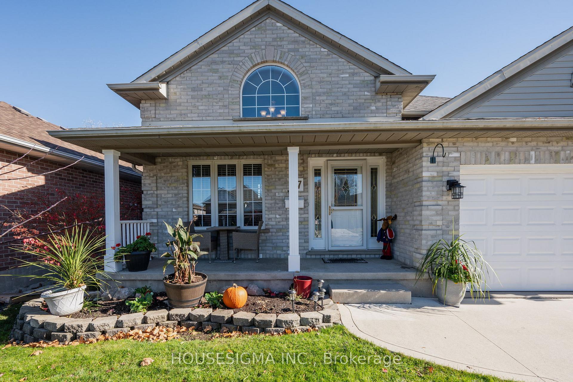 Photo 3 of 7 Rosethorn Court, St. Thomas — HOMEH