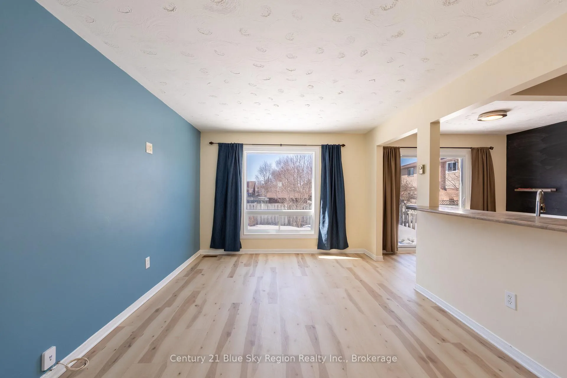 Photo 5 of 339 Champlain Street, North Bay, College Heights — HOMEH