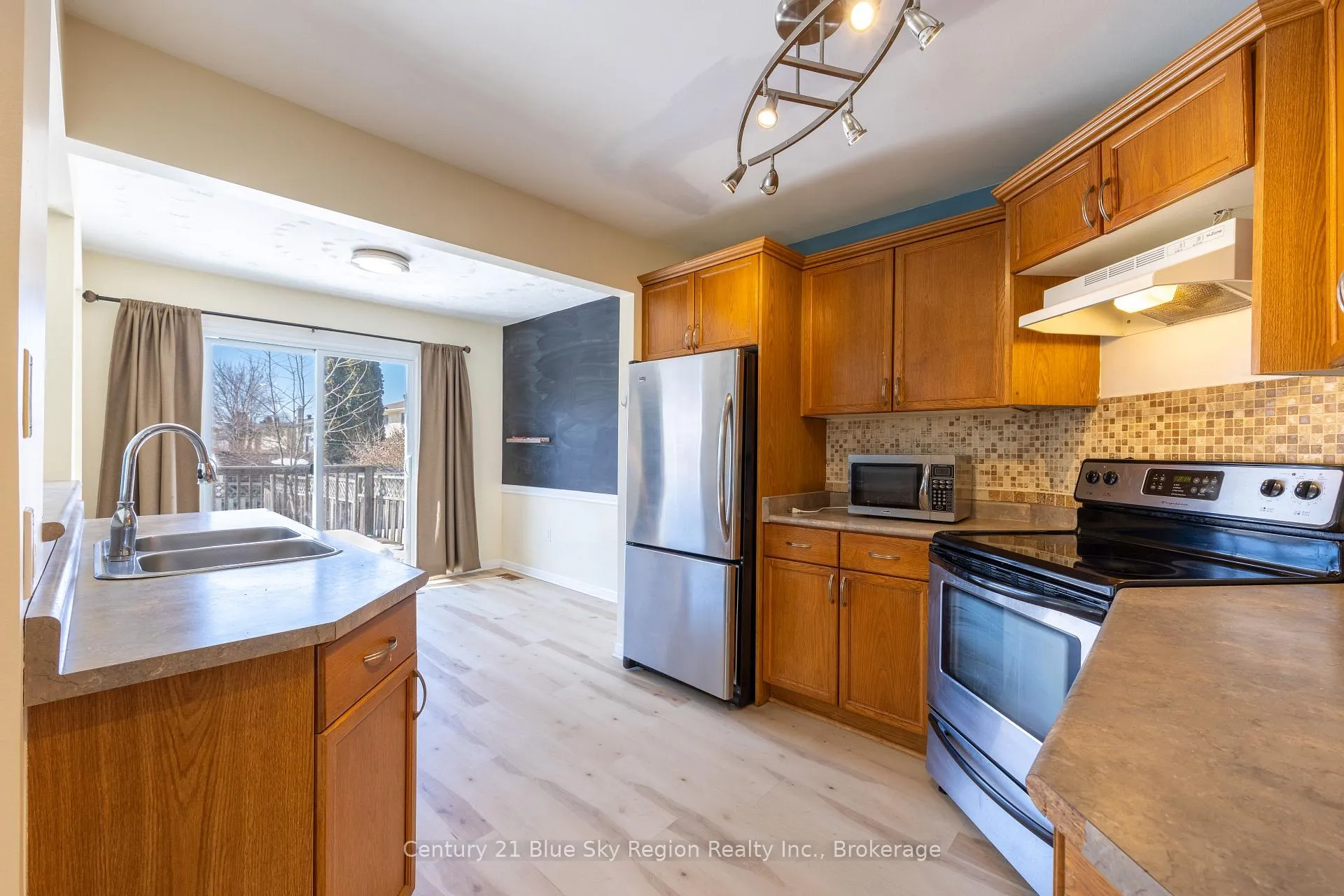 Photo 10 of 339 Champlain Street, North Bay, College Heights — HOMEH