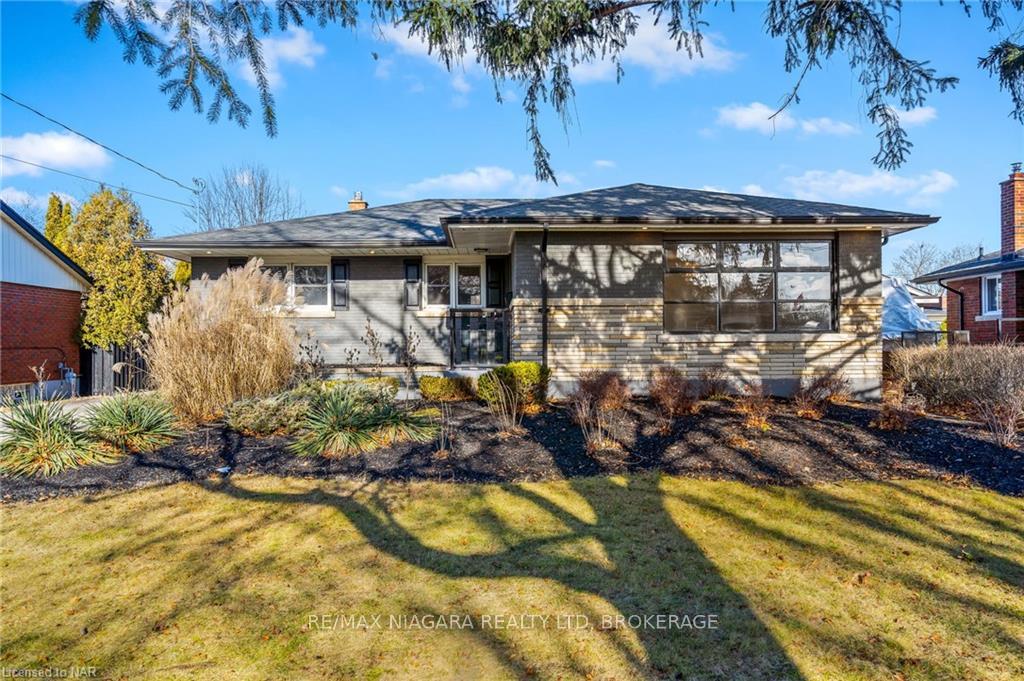 Photo 2 of 9 Regina Avenue, St. Catharines, Bunting/Linwell — HOMEH