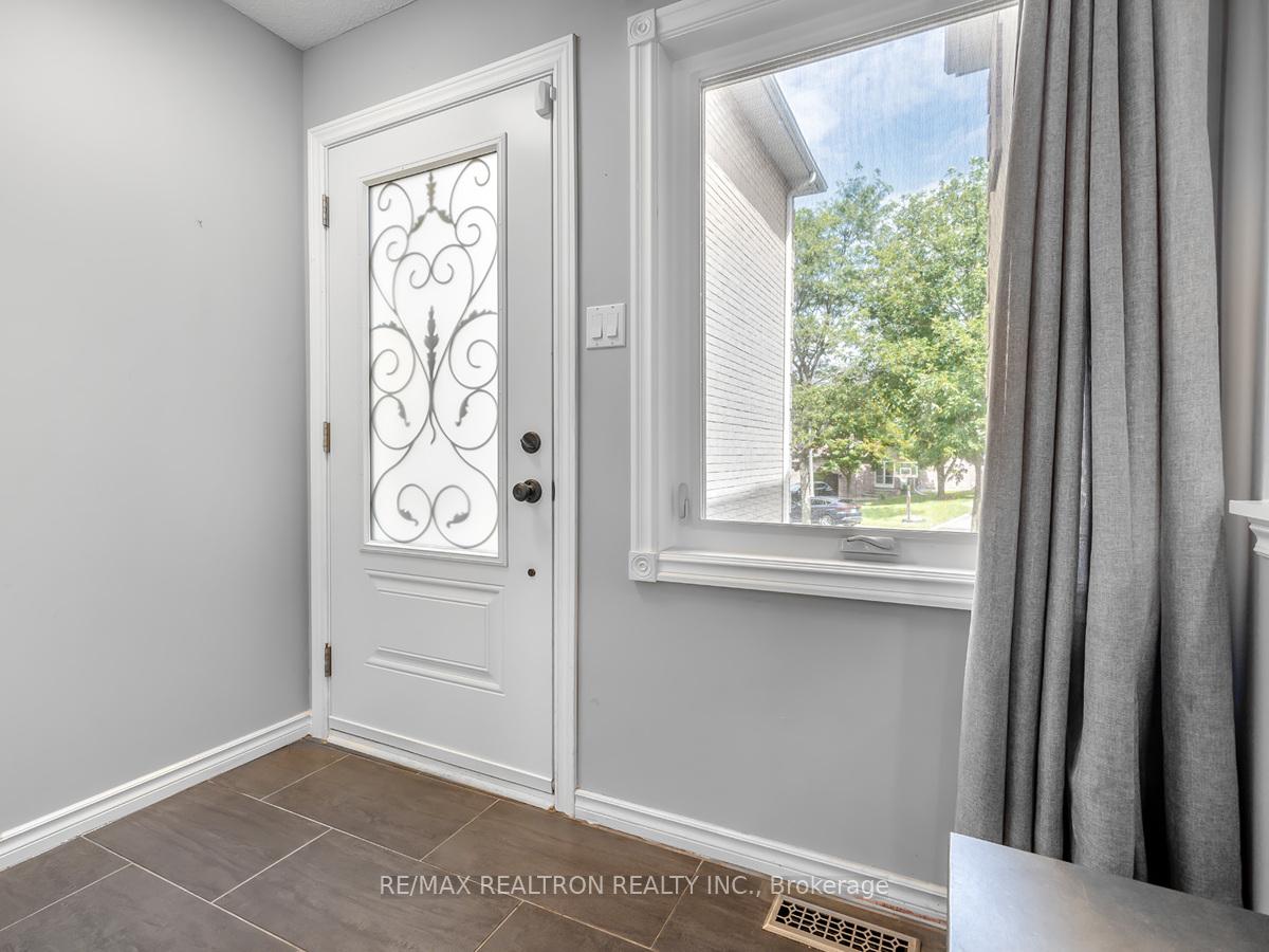 Photo 3 of 108 Sandfield Drive, Aurora, Aurora Highlands — HOMEH