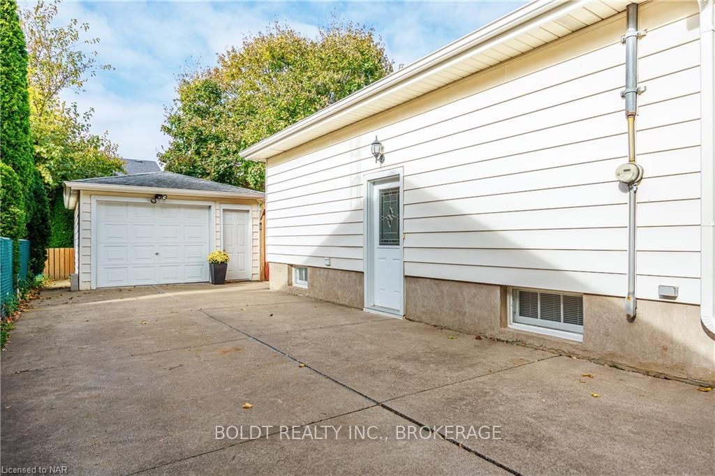 Photo 3 of 33 Patricia Drive, St. Catharines, Carlton/Bunting — HOMEH