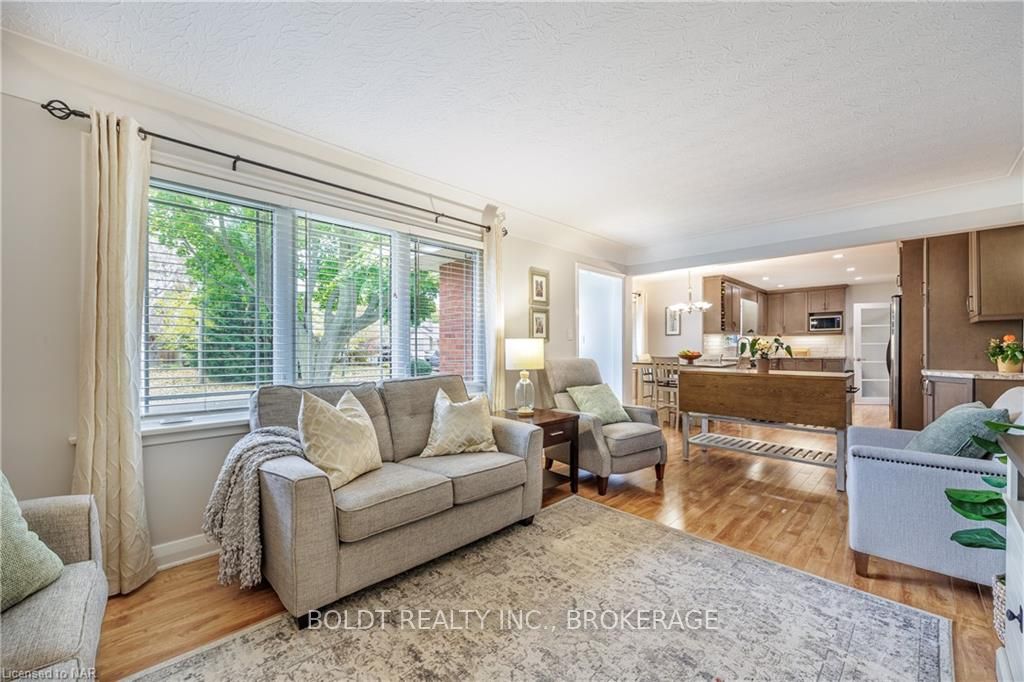 Photo 5 of 33 Patricia Drive, St. Catharines, Carlton/Bunting — HOMEH