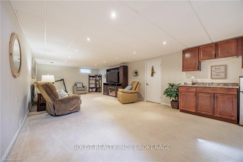 Photo 23 of 33 Patricia Drive, St. Catharines, Carlton/Bunting — HOMEH