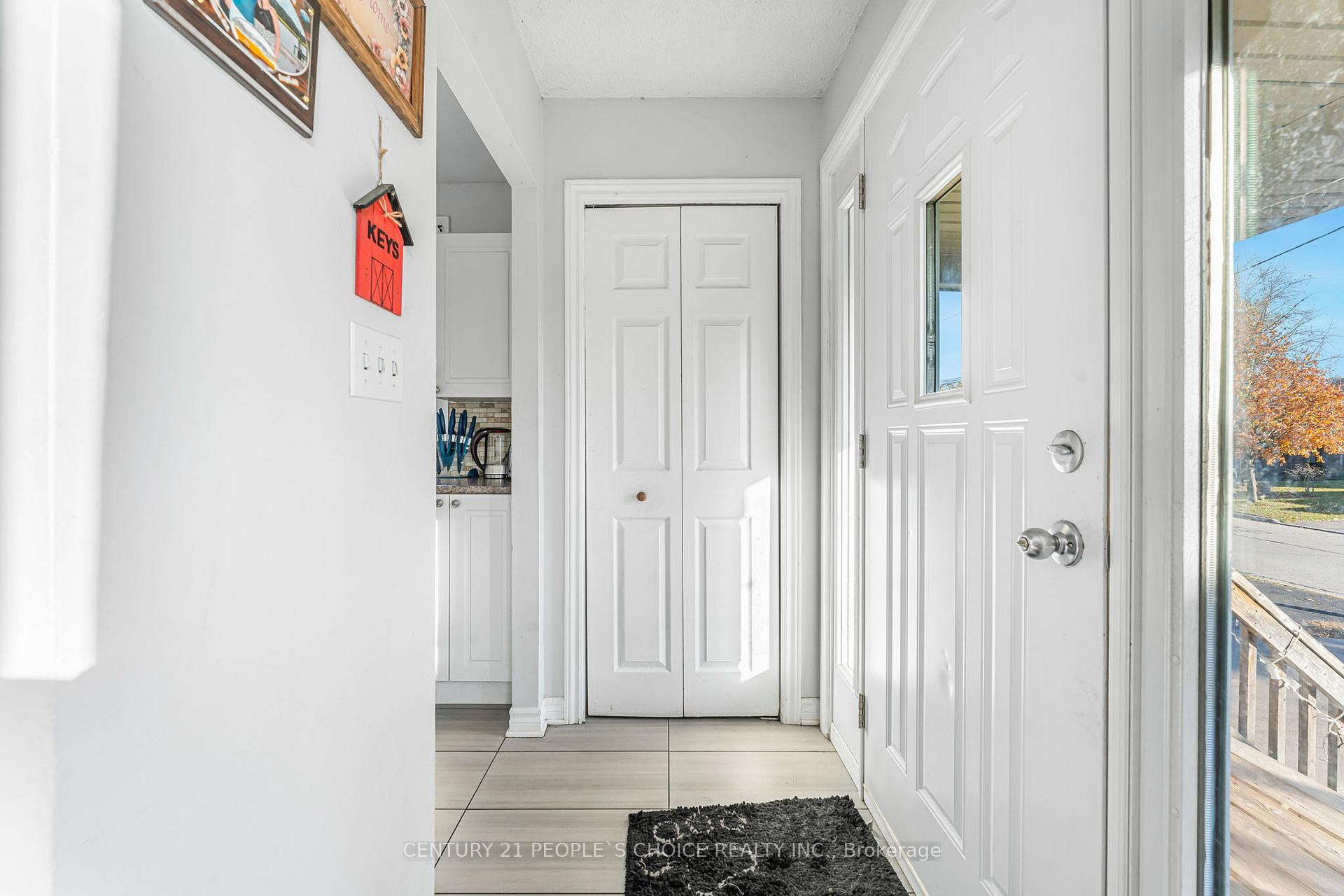 Photo 3 of 49 Hill Park Lane, St. Catharines, Fairview — HOMEH