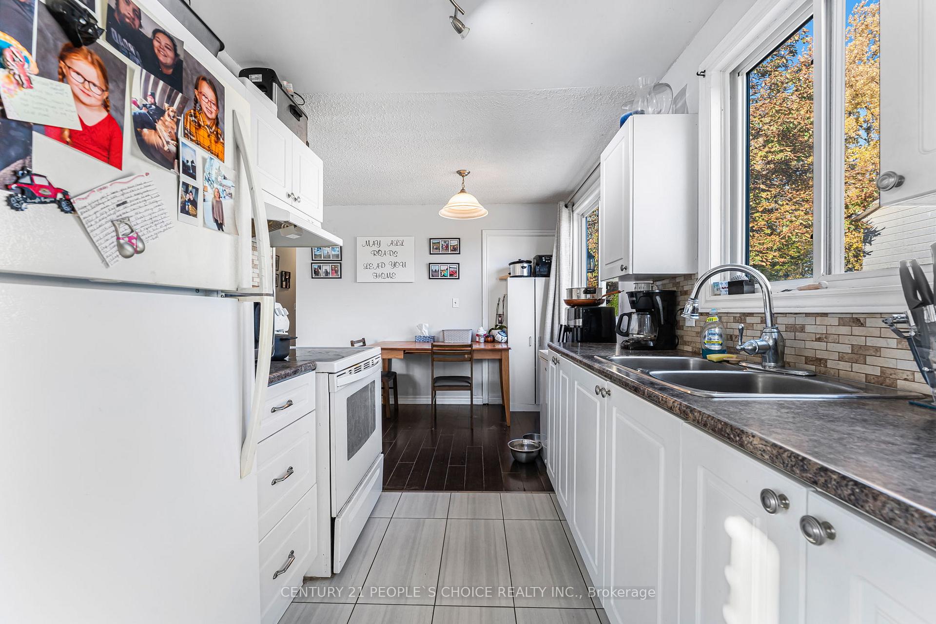 Photo 4 of 49 Hill Park Lane, St. Catharines, Fairview — HOMEH