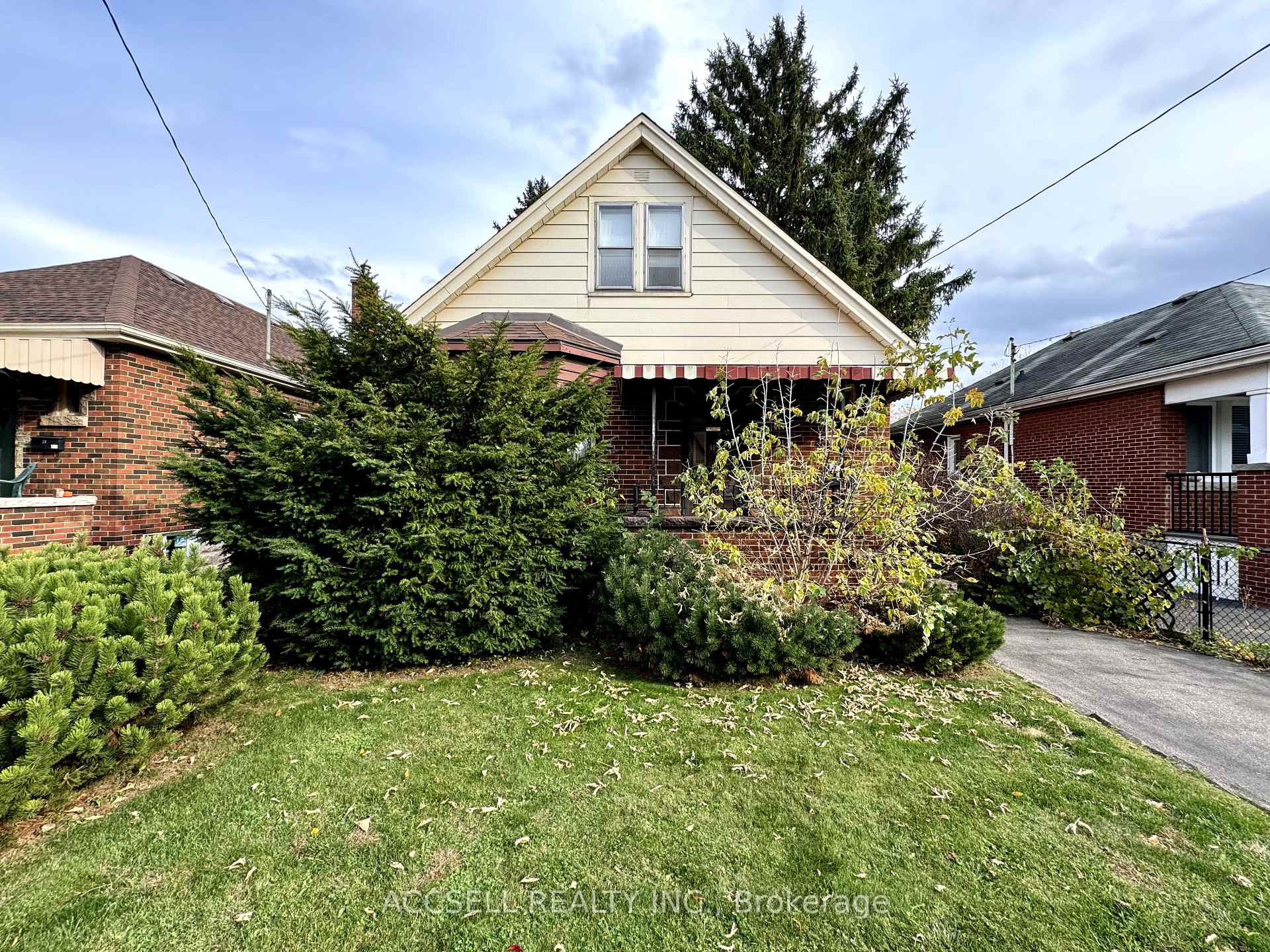 Front of 41 Cameron Avenue S