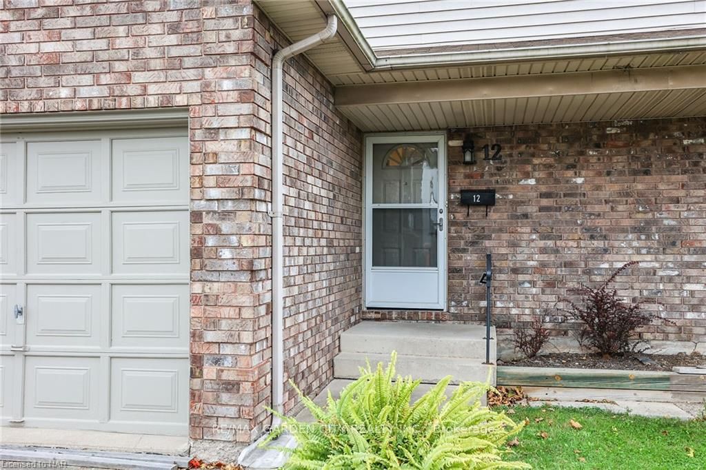 Photo 3 of 12 Hillview Road N, St. Catharines, Western Hill — HOMEH