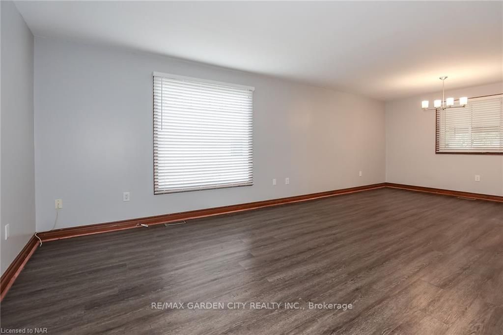 Photo 5 of 12 Hillview Road N, St. Catharines, Western Hill — HOMEH