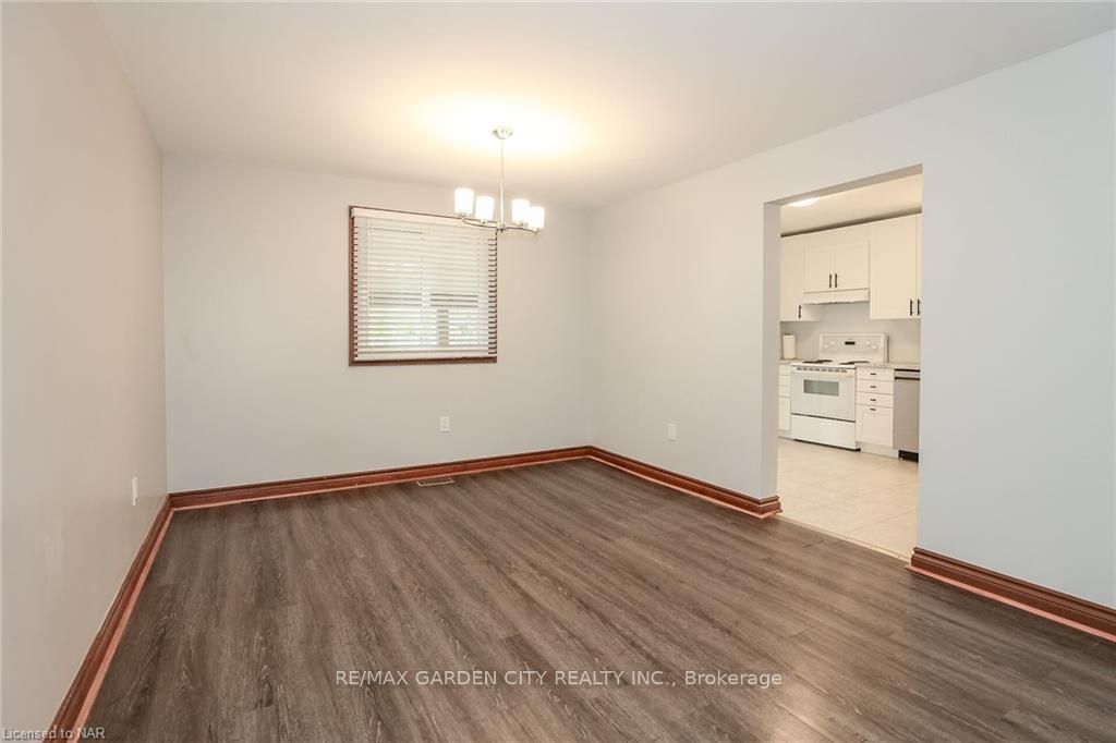 Photo 7 of 12 Hillview Road N, St. Catharines, Western Hill — HOMEH