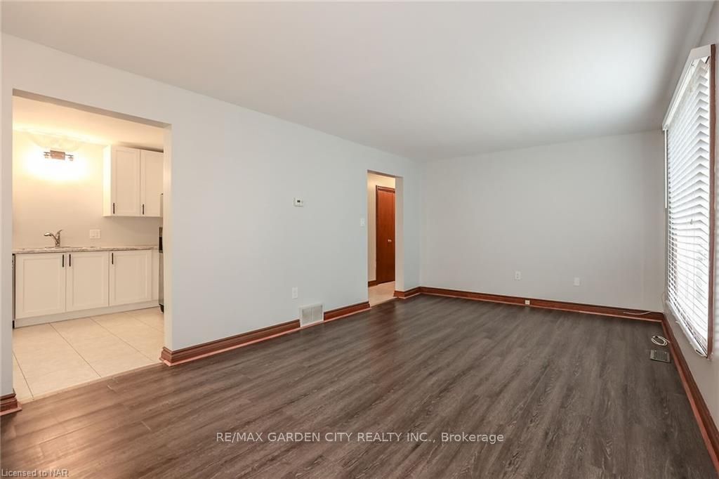 Photo 10 of 12 Hillview Road N, St. Catharines, Western Hill — HOMEH