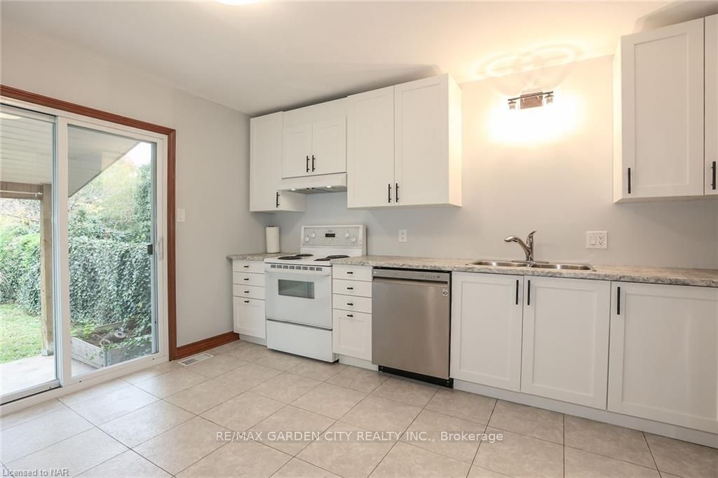 Photo 11 of 12 Hillview Road N, St. Catharines, Western Hill — HOMEH