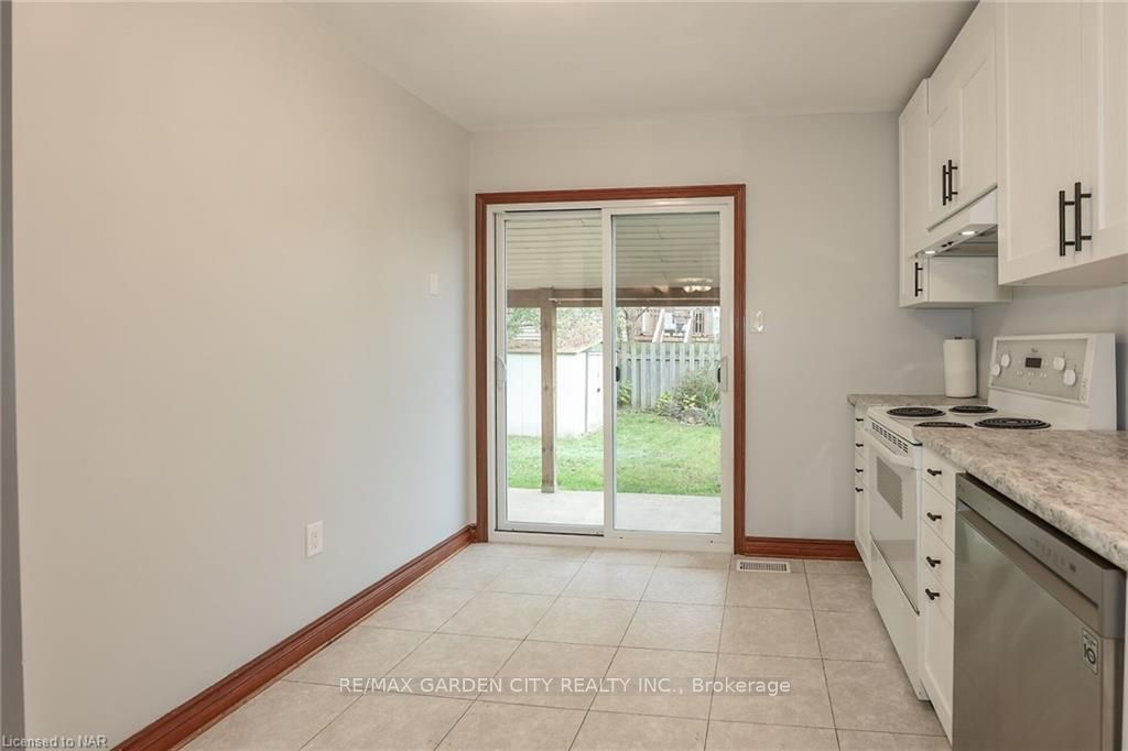 Photo 13 of 12 Hillview Road N, St. Catharines, Western Hill — HOMEH
