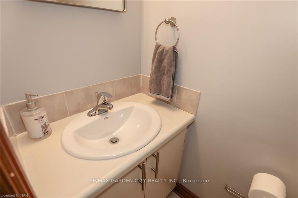 Photo 15 of 12 Hillview Road N, St. Catharines, Western Hill — HOMEH