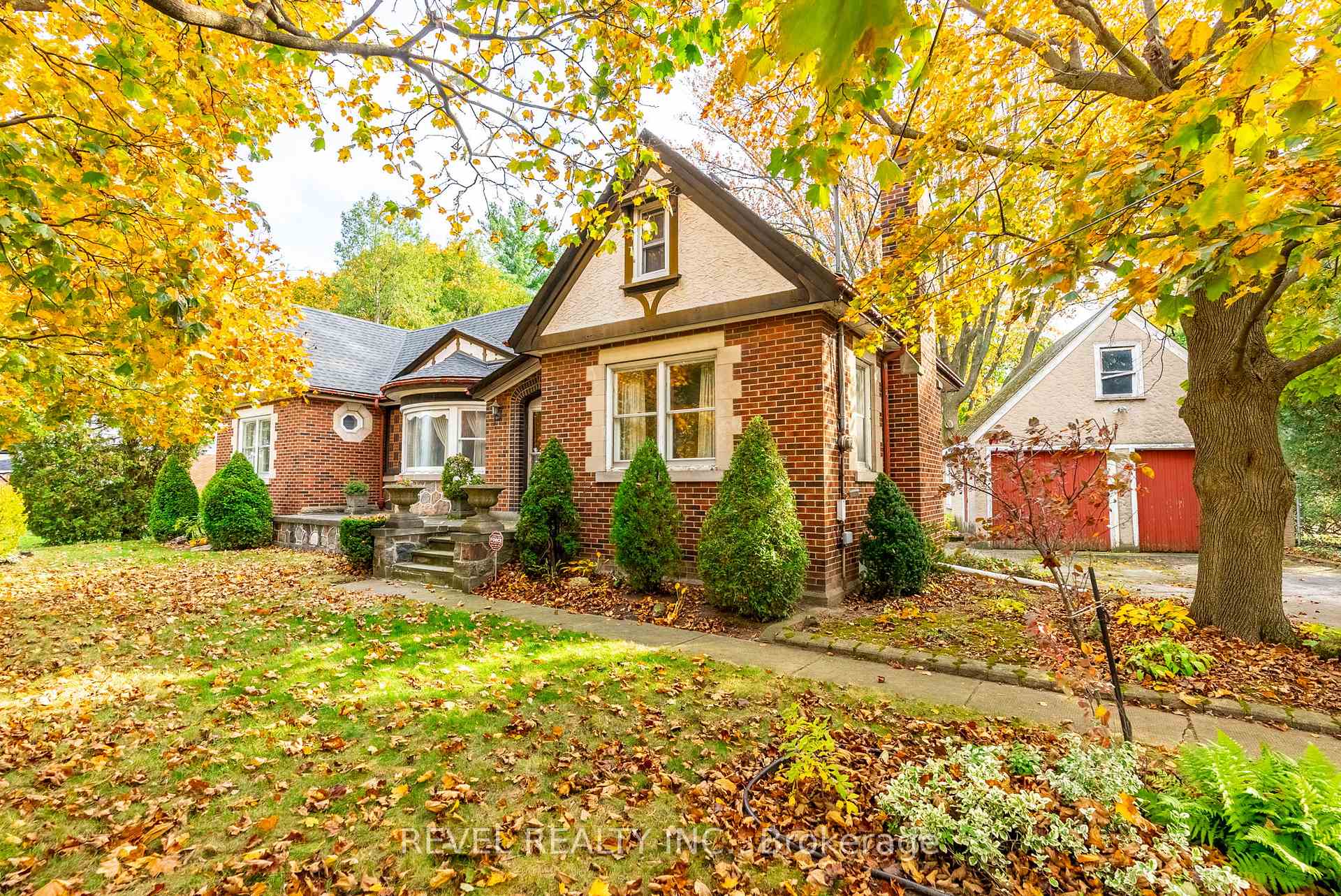 Photo 2 of 19 Pottruff Road S, Hamilton, Corman — HOMEH