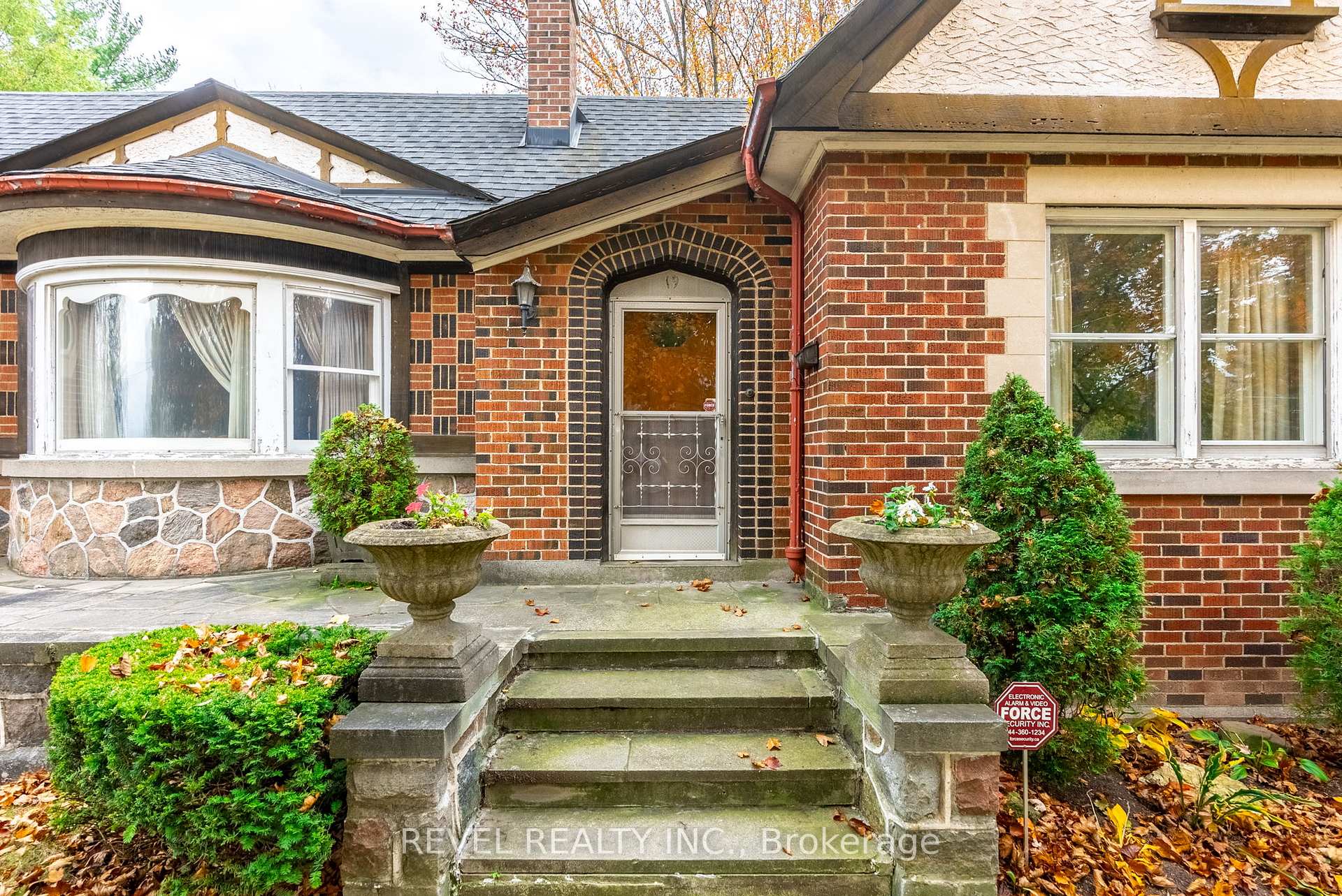 Photo 5 of 19 Pottruff Road S, Hamilton, Corman — HOMEH