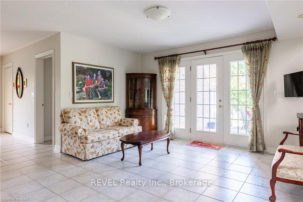 Photo 8 of 10 Watersedge Circle, St. Catharines, Lakeshore — HOMEH