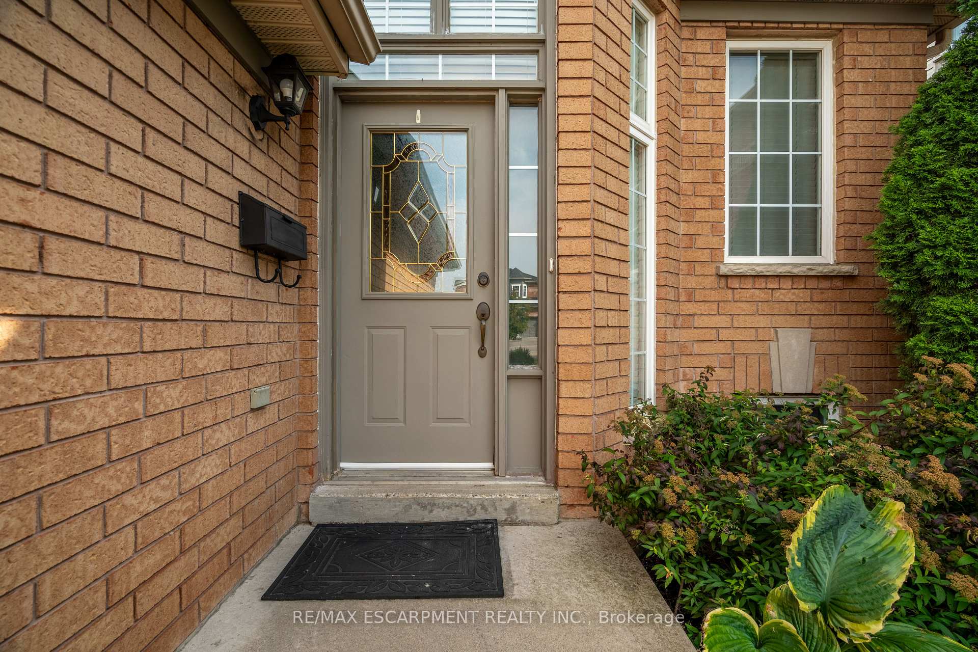 Photo 4 of 128 Riley Street, Hamilton, Waterdown — HOMEH
