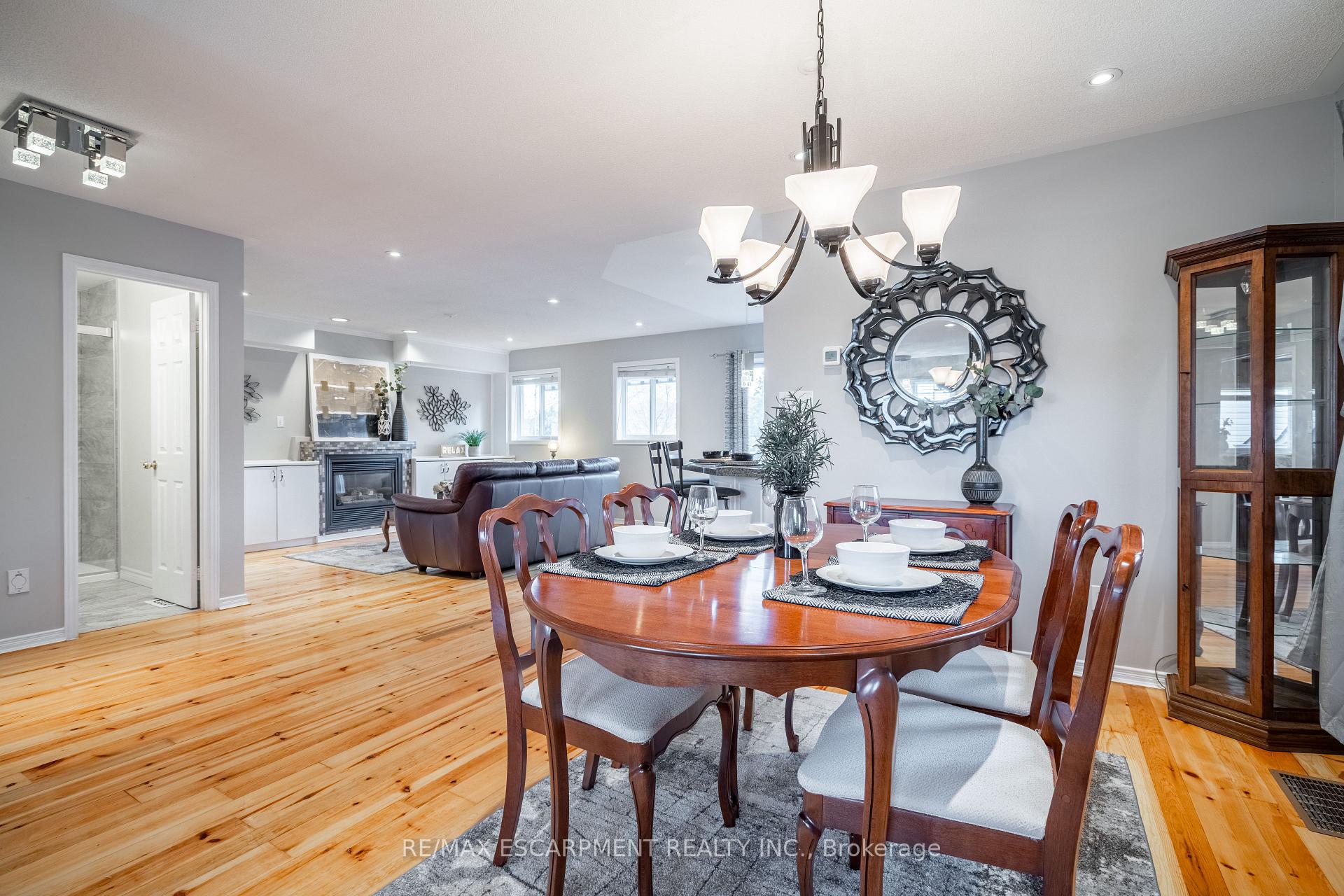 Photo 8 of 128 Riley Street, Hamilton, Waterdown — HOMEH
