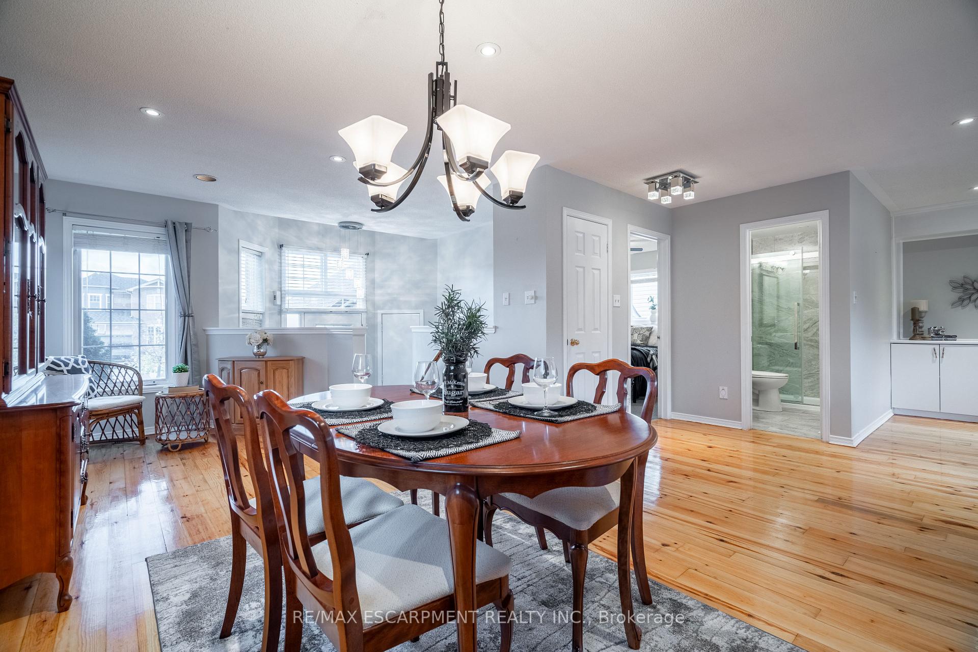 Photo 10 of 128 Riley Street, Hamilton, Waterdown — HOMEH
