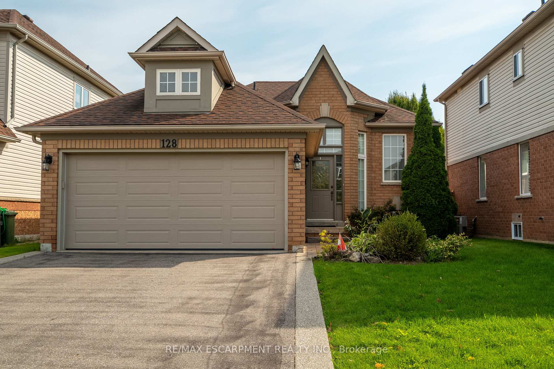 Photo 2 of 128 Riley Street, Hamilton, Waterdown — HOMEH