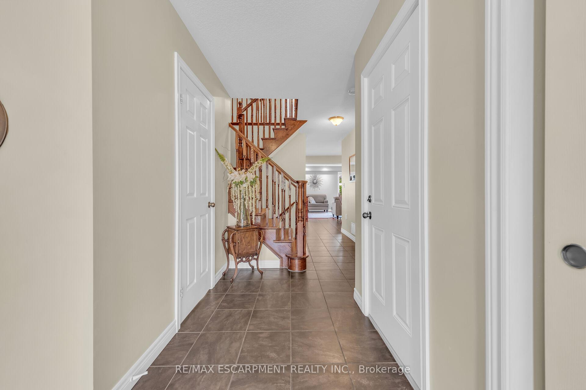 Photo 5 of 32 Aster Avenue, Hamilton, Rural Glanbrook — HOMEH