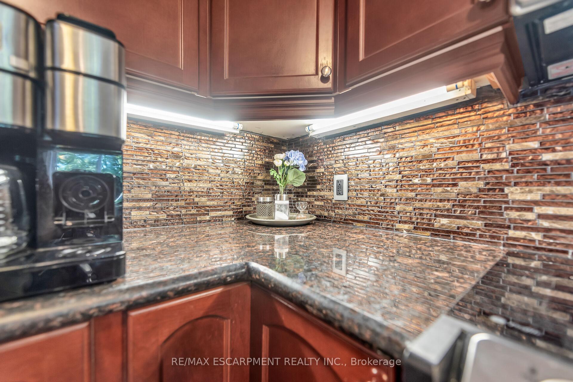 Photo 10 of 32 Aster Avenue, Hamilton, Rural Glanbrook — HOMEH