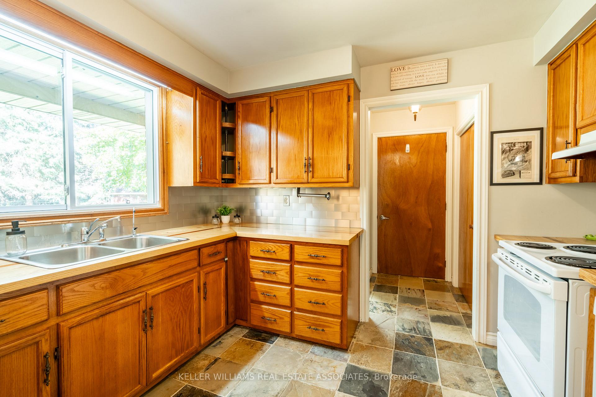 Photo 15 of 19 8th Concession Road E, Hamilton, Rural Flamborough — HOMEH