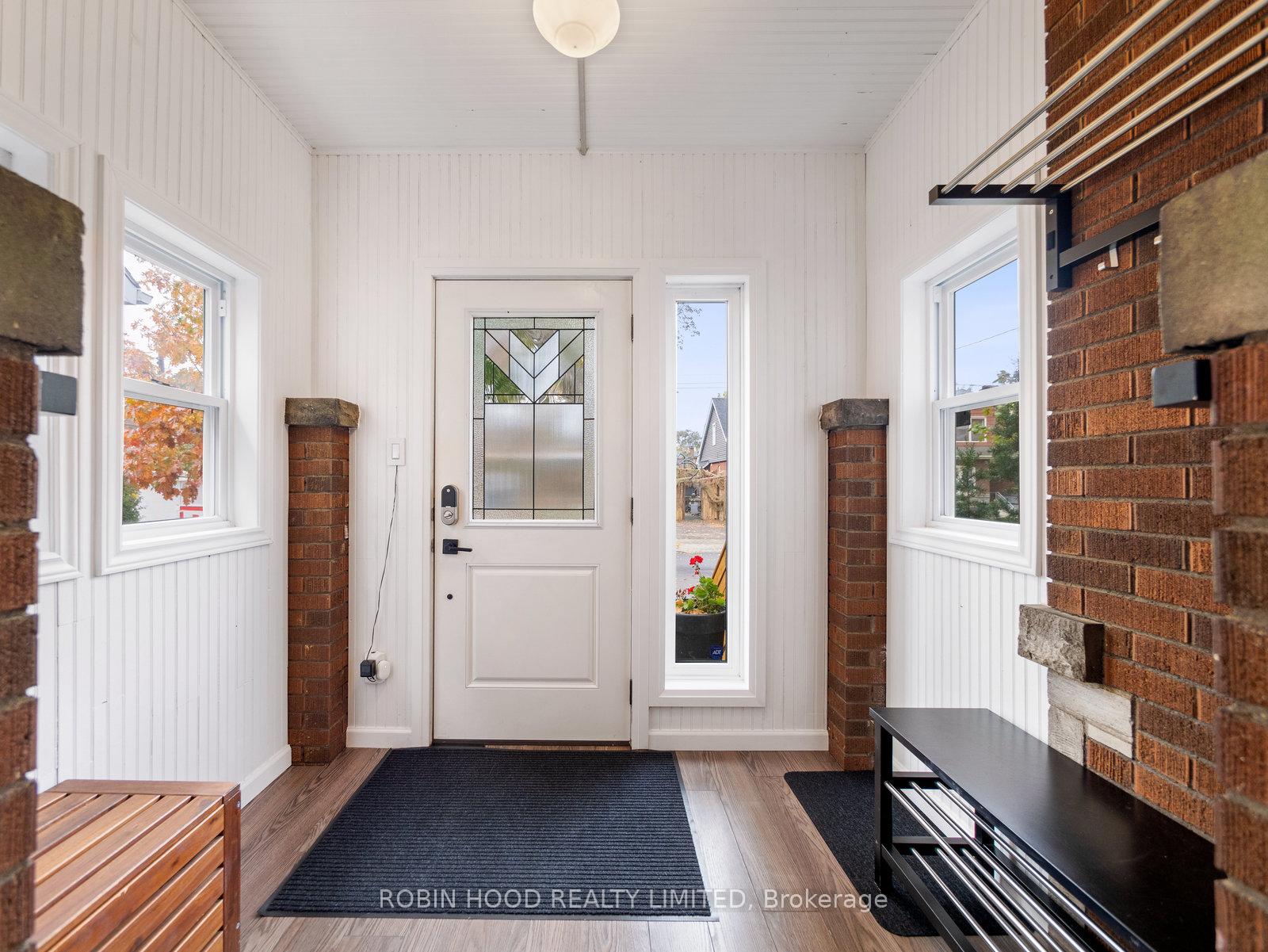 Photo 2 of 87 Park Row S, Hamilton, Delta — HOMEH