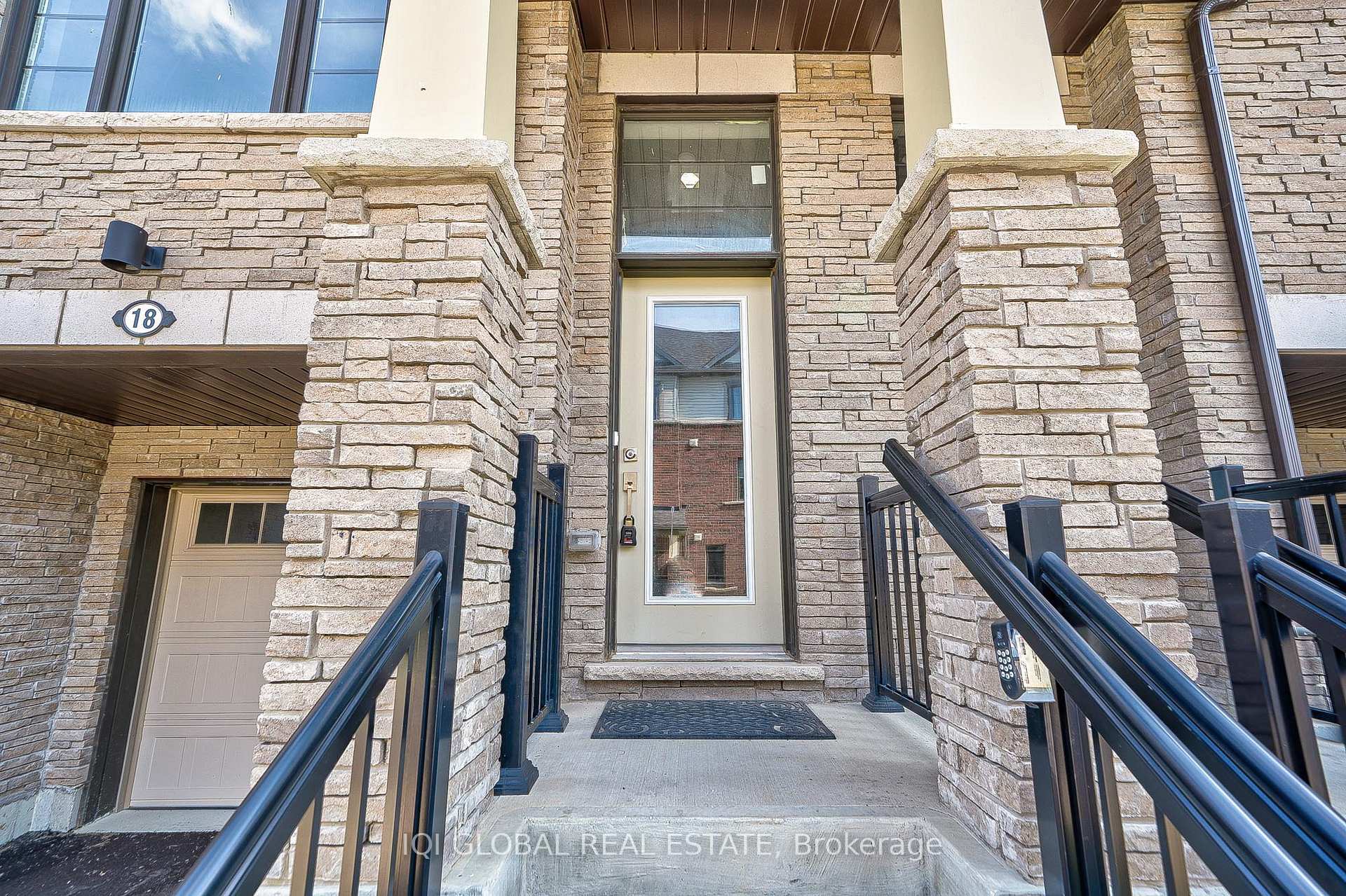 Photo 3 of Unit 18, 185 Bedrock Drive, Hamilton, Stoney Creek Mountain — HOMEH