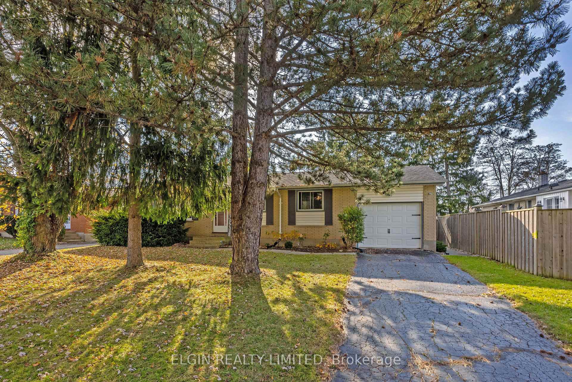 Photo 4 of 4 Johnson Place, St. Thomas — HOMEH