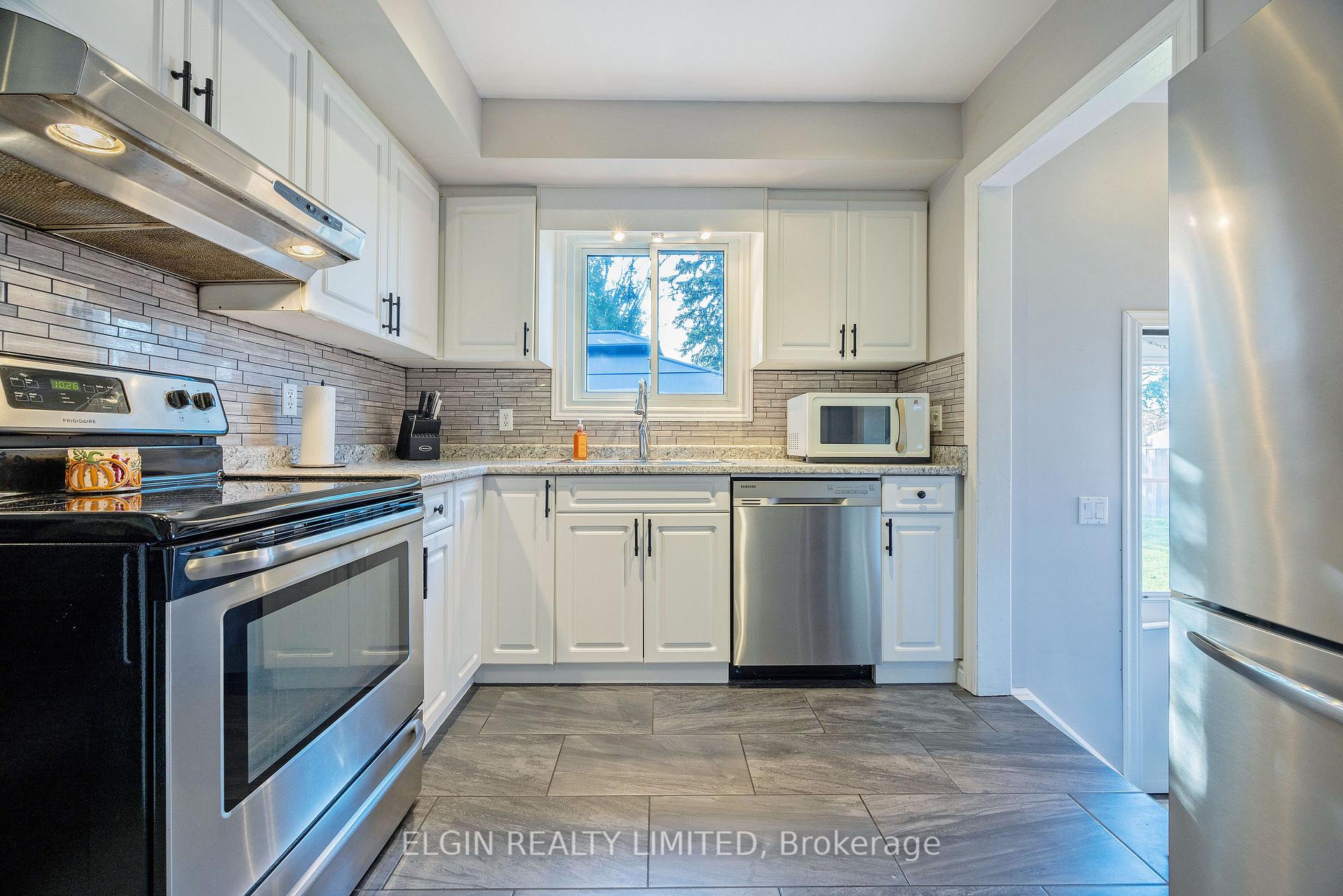 Photo 9 of 4 Johnson Place, St. Thomas — HOMEH
