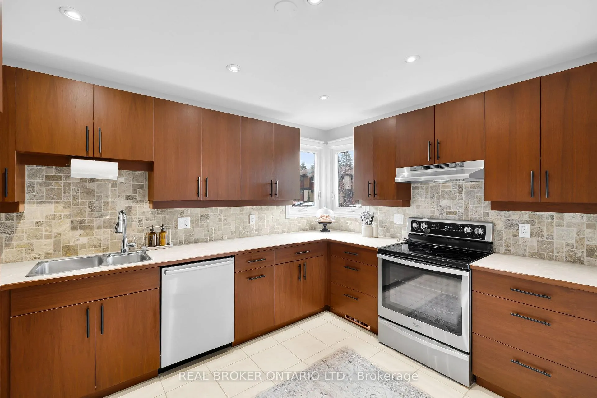Photo 11 of 101 Mcclintock Way, Ottawa, Kanata - Katimavik — HOMEH