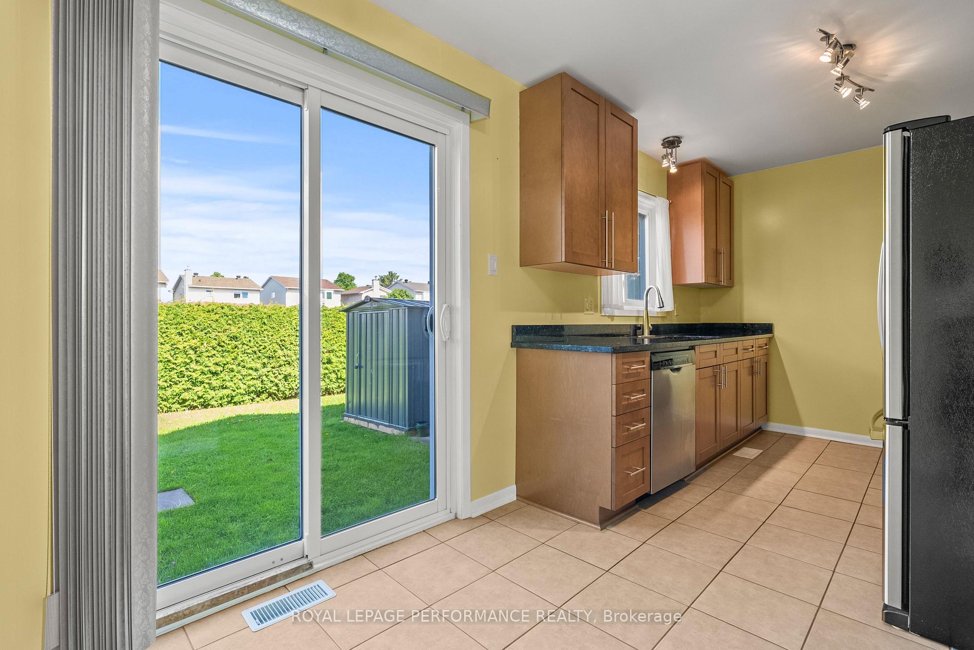 Photo 9 of Unit Unit #18, 1968 Colorado Lane, Ottawa, Orleans/Sunridge — HOMEH