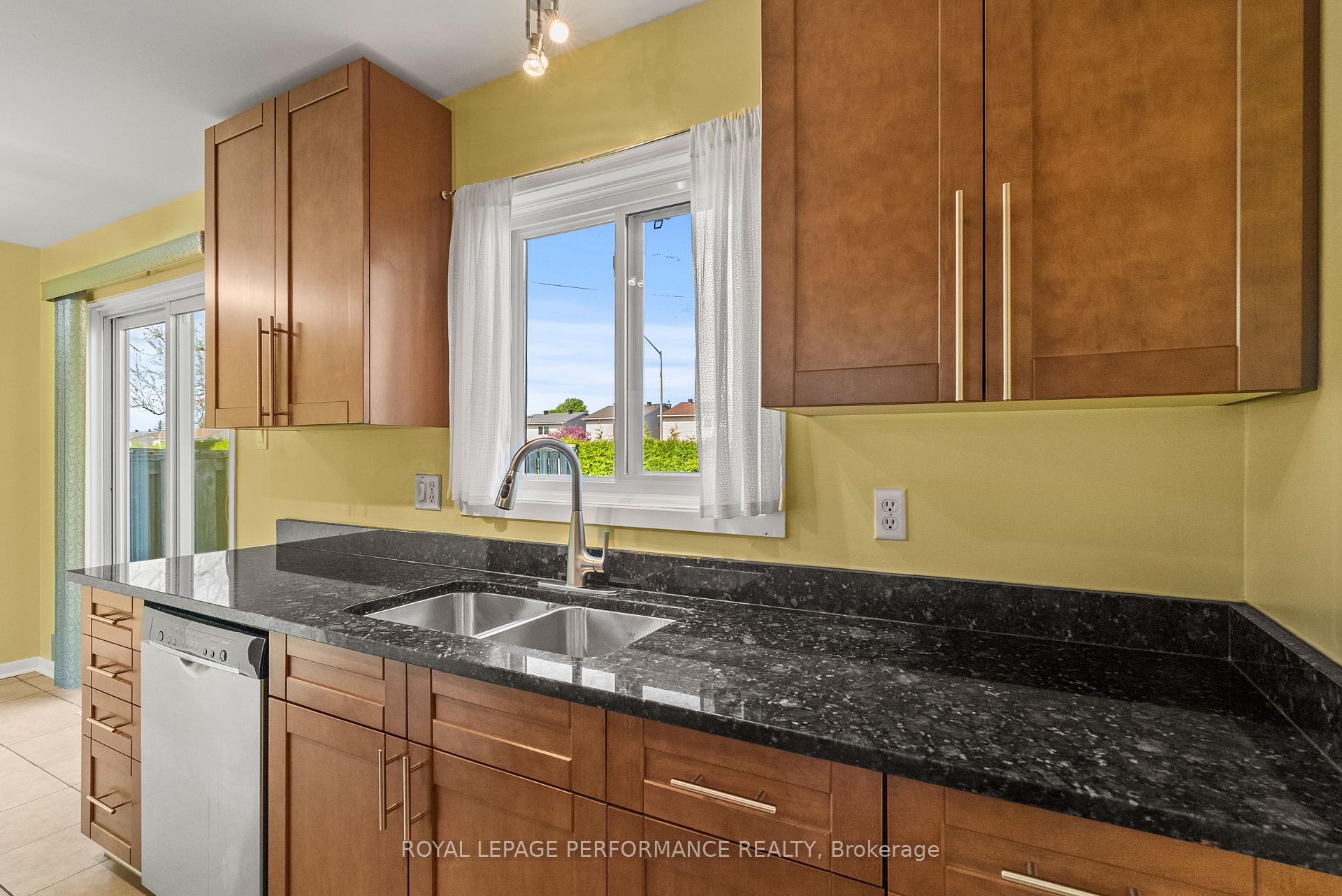 Photo 12 of Unit Unit #18, 1968 Colorado Lane, Ottawa, Orleans/Sunridge — HOMEH