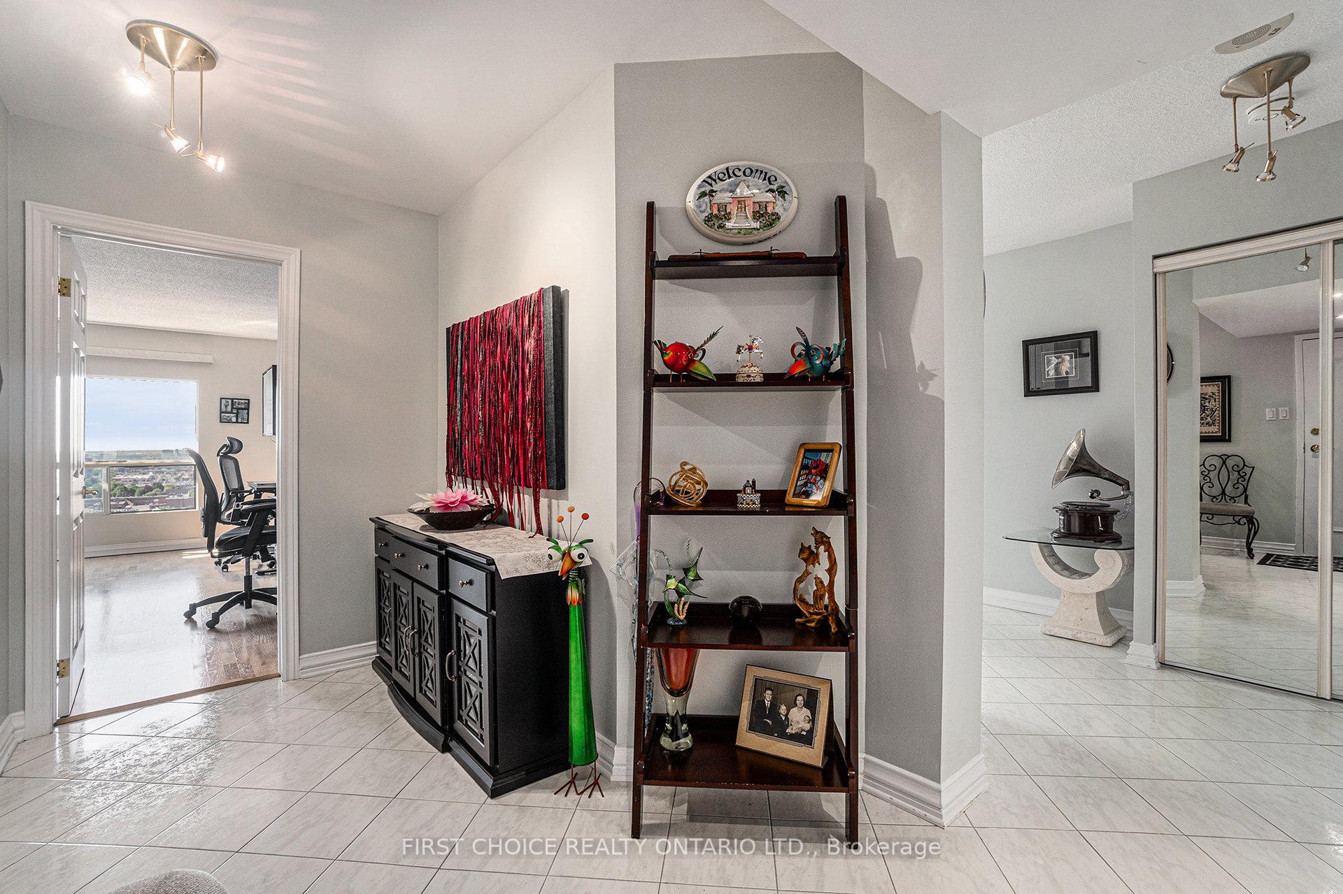 Photo 3 of Unit 2405, 545 St Laurent Boulevard, Ottawa, Viscount Alexander Park — HOMEH