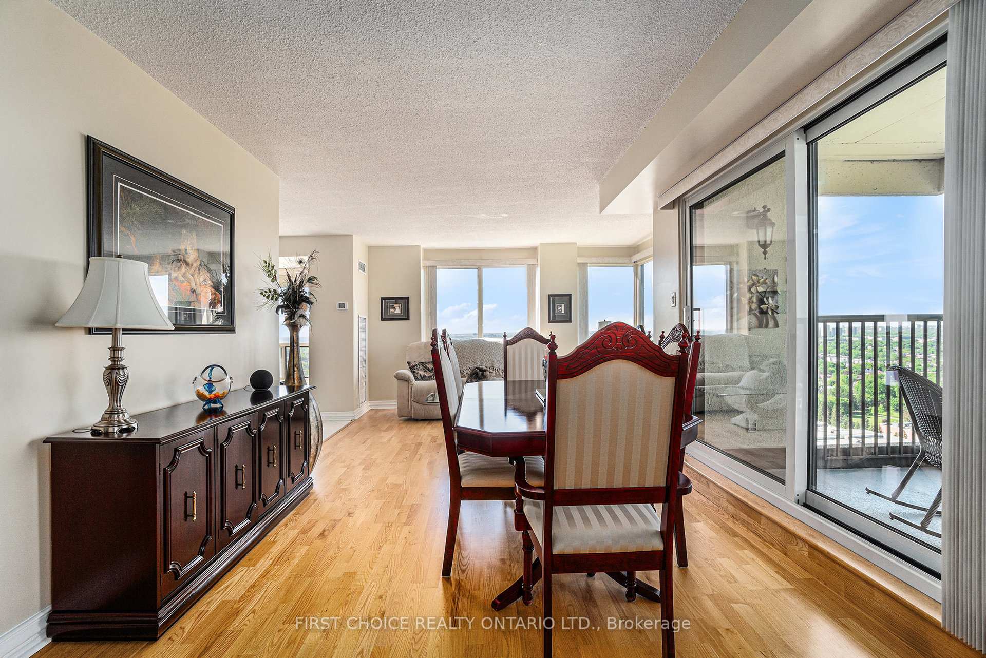 Photo 8 of Unit 2405, 545 St Laurent Boulevard, Ottawa, Viscount Alexander Park — HOMEH