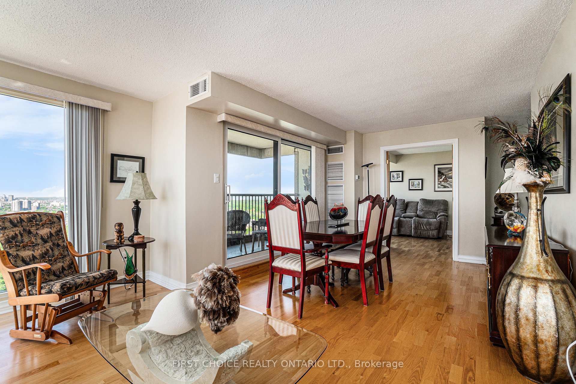 Photo 12 of Unit 2405, 545 St Laurent Boulevard, Ottawa, Viscount Alexander Park — HOMEH