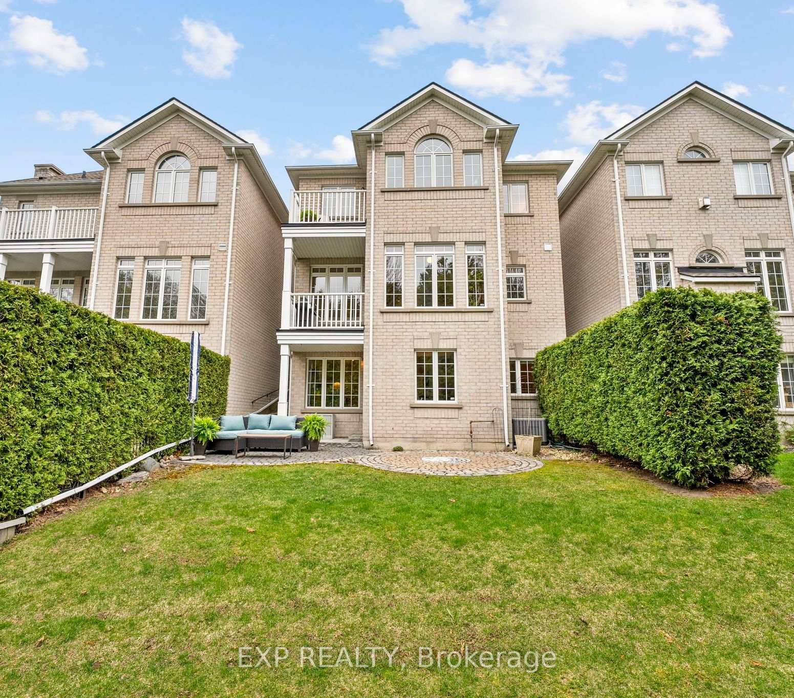 Photo 2 of 54 Stonecliffe Crescent, Aurora, Aurora Estates — HOMEH