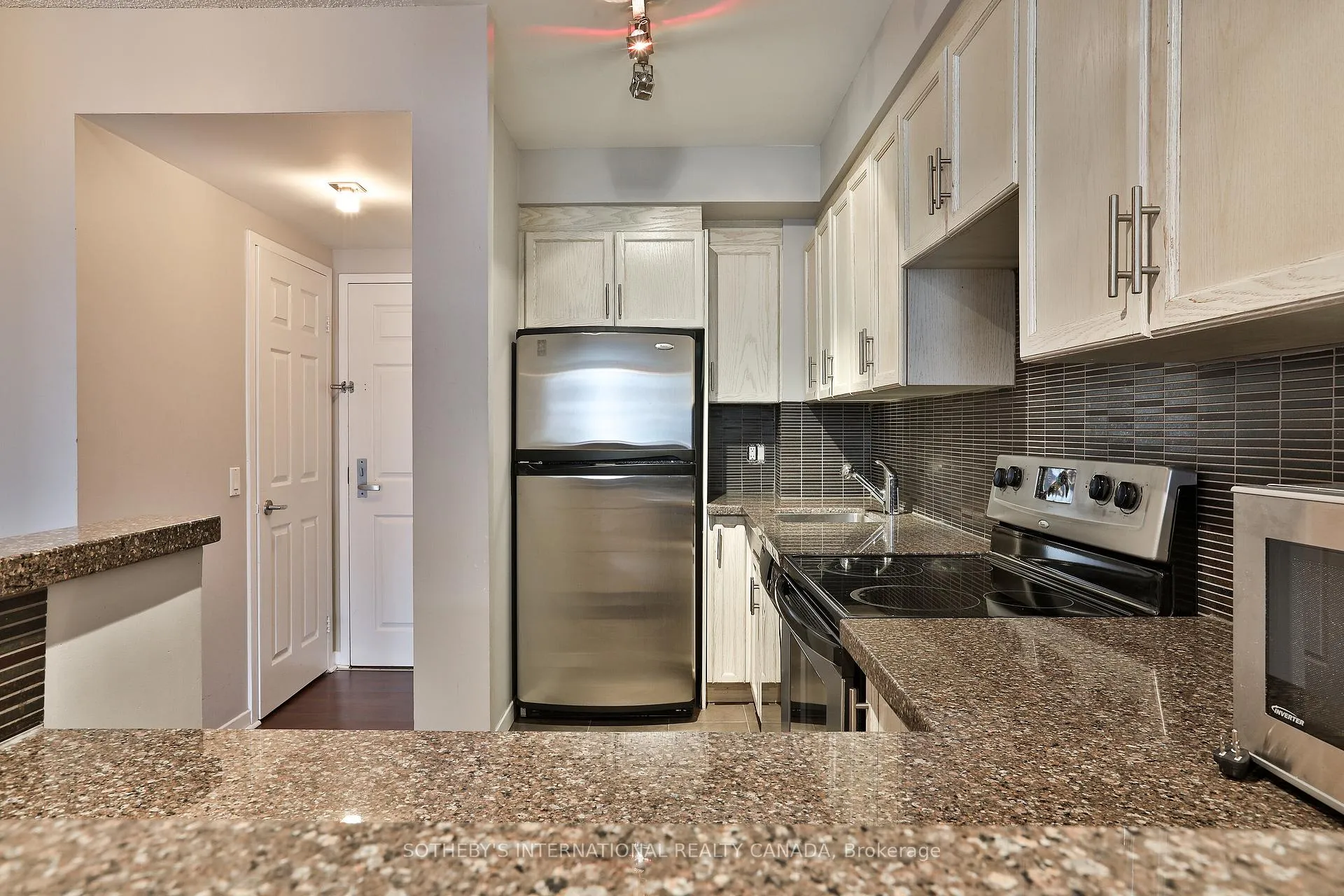 Front of Unit 704, 284 Bloor Street W