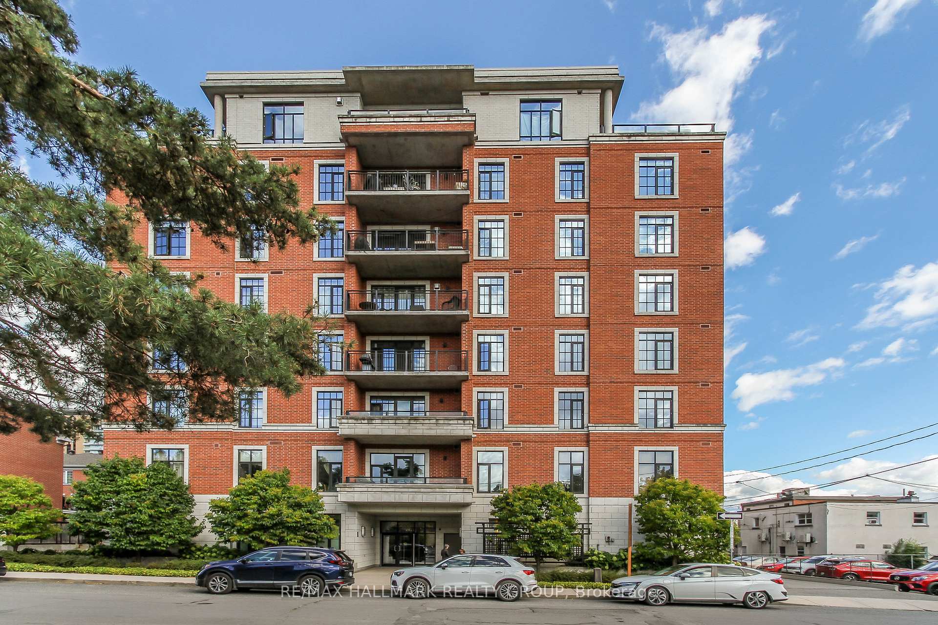 Front of Unit 702, 327 Breezehill Avenue S