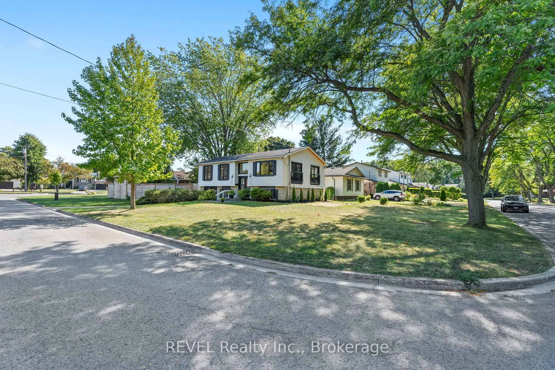Photo 2 of 1 Samuel Court, St. Catharines, Lakeshore — HOMEH