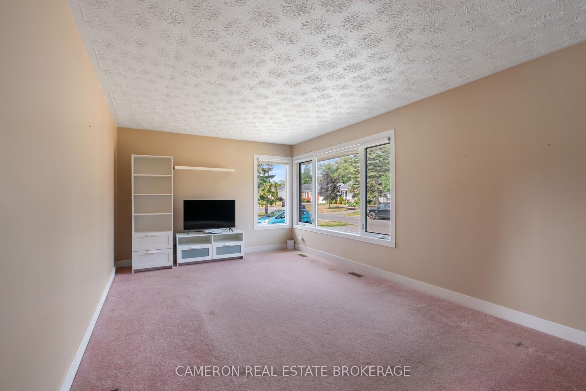 Photo 3 of 1404 Princess Street, Cornwall — HOMEH