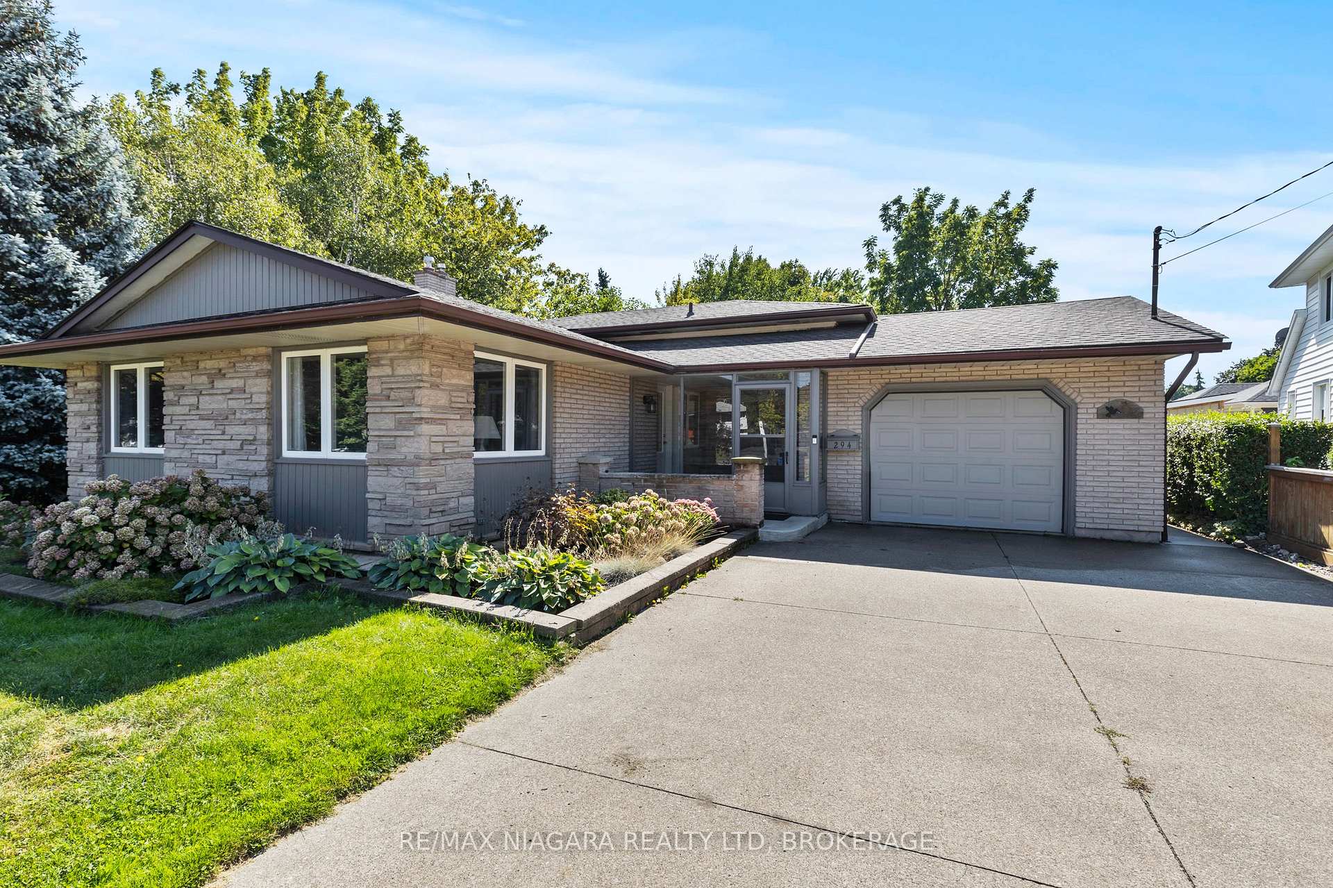 Photo 3 of 294 Lakeshore Road, St. Catharines, Vine/Linwell — HOMEH