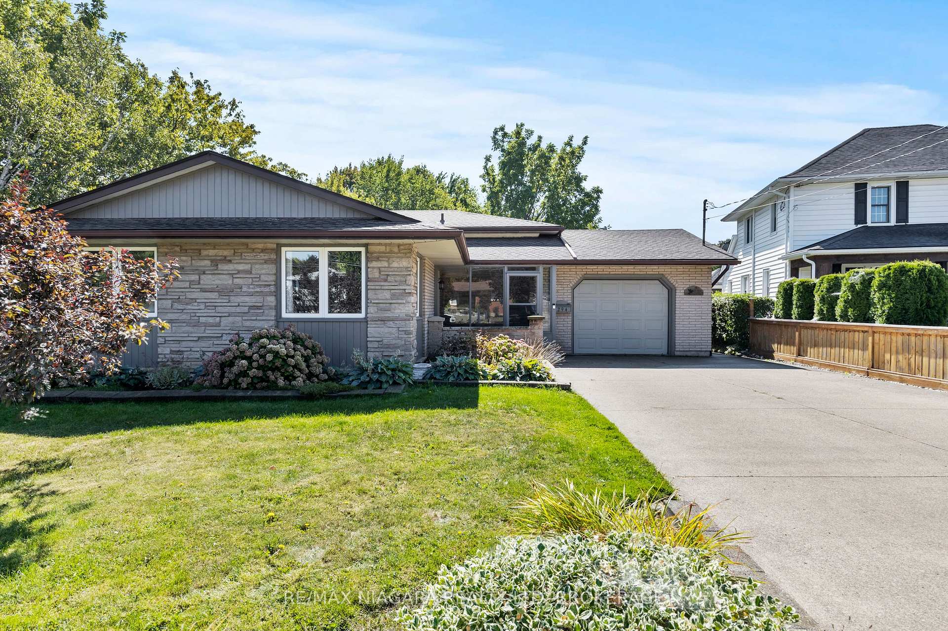 Photo 4 of 294 Lakeshore Road, St. Catharines, Vine/Linwell — HOMEH