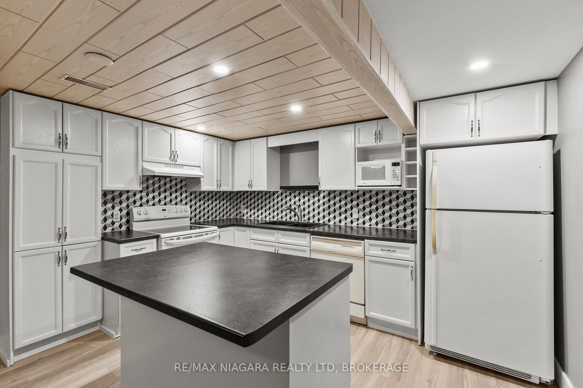 Photo 33 of 294 Lakeshore Road, St. Catharines, Vine/Linwell — HOMEH