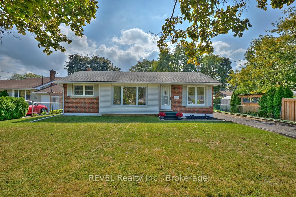 Photo 2 of 8 Harbour Road, St. Catharines, Lakeshore — HOMEH