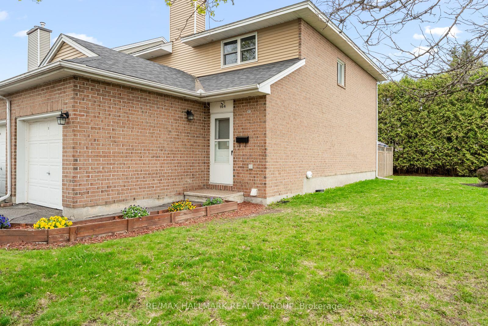 Photo 2 of Unit 1, 164 Bentbrook Crescent, Ottawa, Barrhaven - Heritage Park — HOMEH