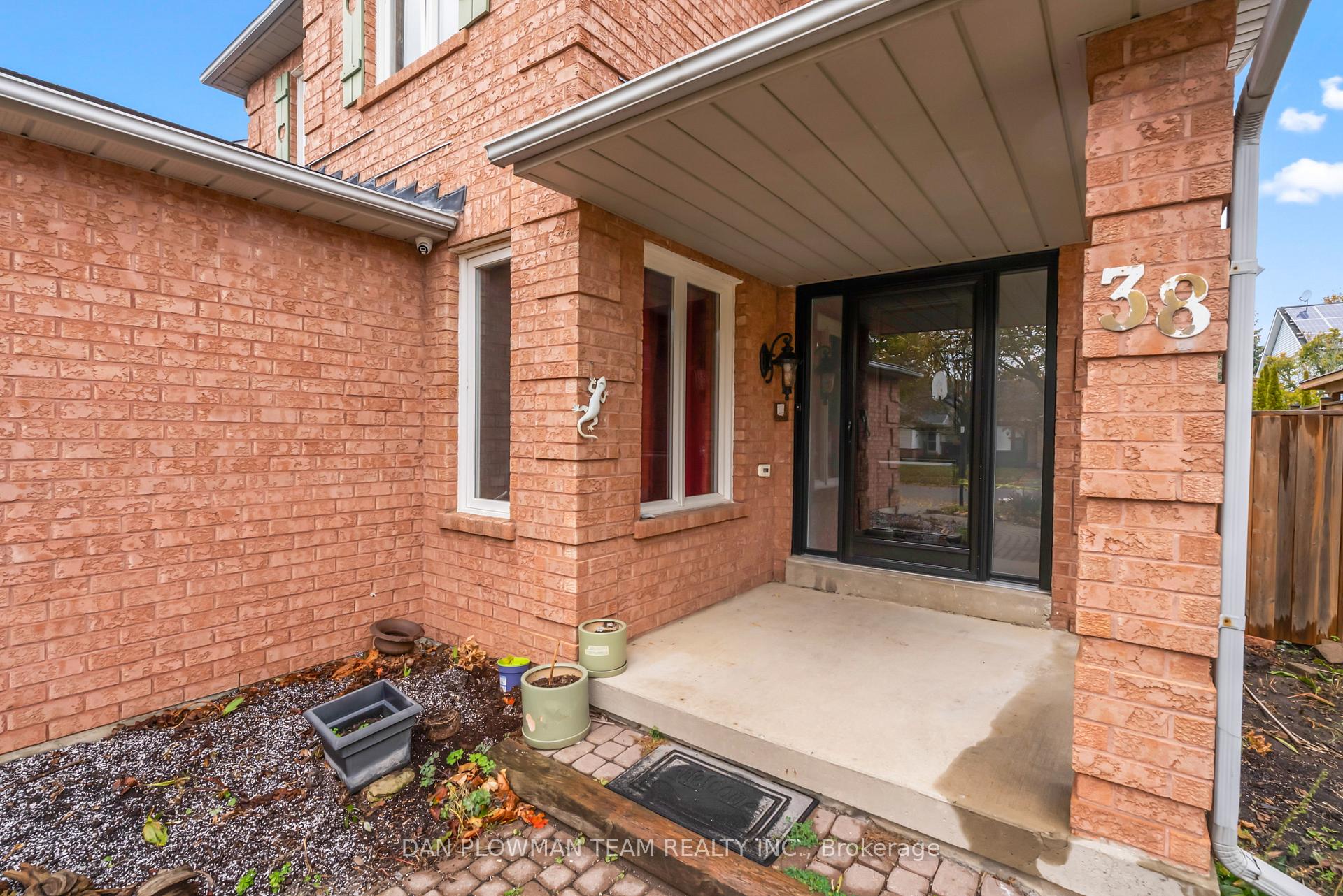 Photo 4 of 38 Hemmingway Drive, Clarington, Courtice — HOMEH