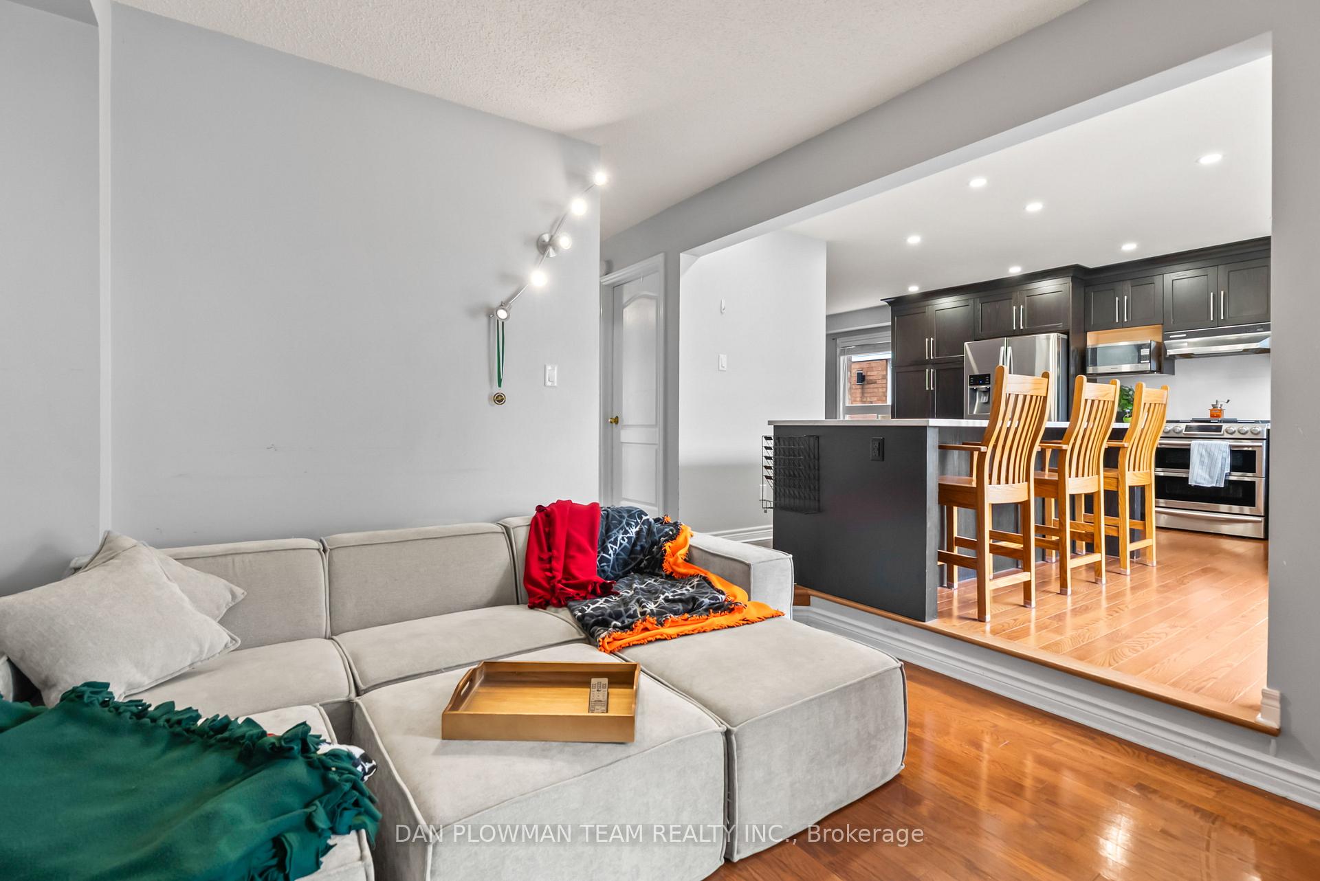 Photo 16 of 38 Hemmingway Drive, Clarington, Courtice — HOMEH